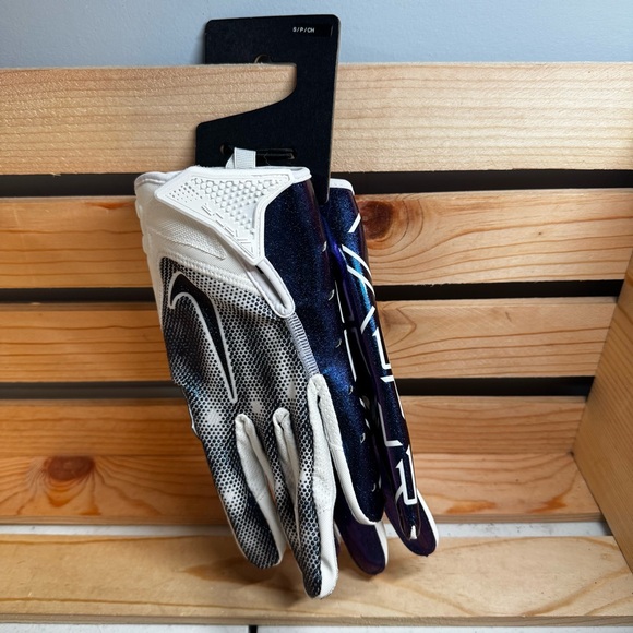 Men’s Nike Football Gloves size Small New - Picture 1 of 7